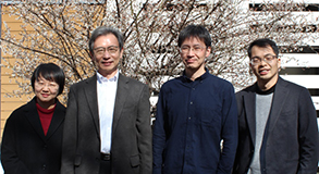 周 小茜 基礎科学特別研究員、侯 召民 グループディレクター、島 隆則 専任研究員、卓 庆德 研究員の写真