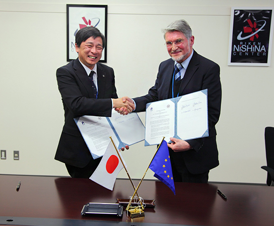Image of Dr. En'yo shaking hands with Prof. Weise