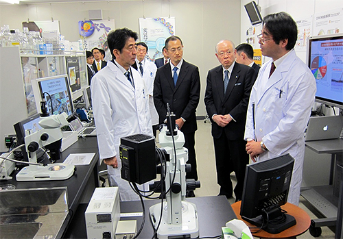 Image of Drs. Sasai and Yamanaka explaining to Prime Minister Abe