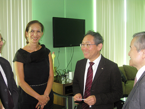 調印式に臨む理研の大江田理事と長沼マナウス総領事の写真