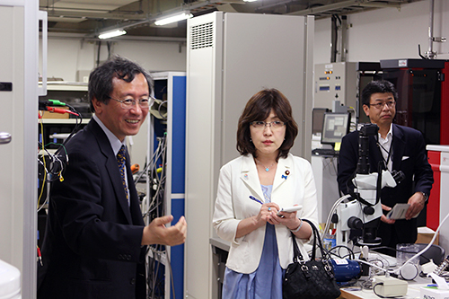 写真:十倉センター長より説明を受ける稲田朋美行革担当大臣