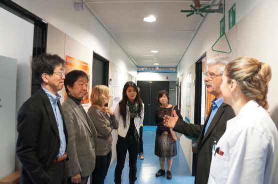 Image of RIKEN participants talking with graduate students