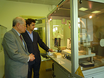 Image of Dr. Noyori visiting a laboratory