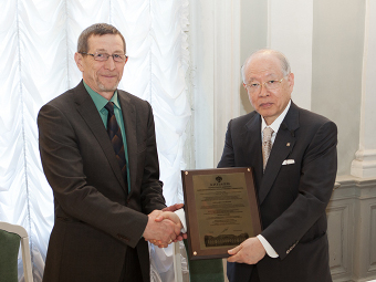 Image of President Noyori receiving the degree