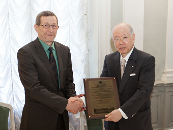Image of President Noyori receiving the degree Image of President Noyori receiving the degree
