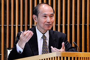 Image of Dr. Mikoshiba giving the lecture
