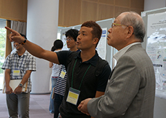 Image of President Noyori discussing with a Ph.D. student
