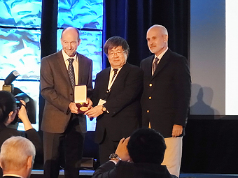 Image of Sugiyama receiving the award Image of Sugiyama receiving the award