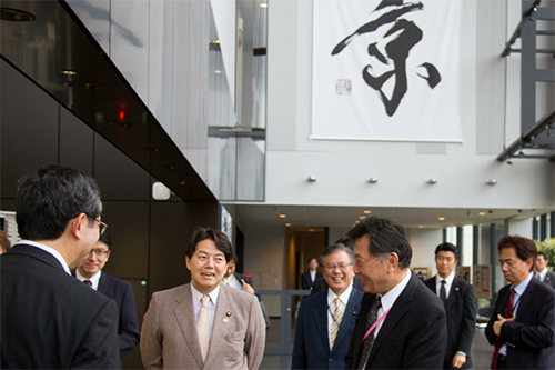 林 芳正(はやし よしまさ)農林水産大臣、末松信介参議院議員らの計算科学研究機構視察の様子
