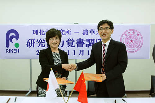 清華大学のQi-Kun Xue副学長と理研の川合眞紀理事との写真