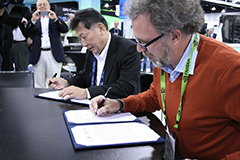 Image of Drs Hirao and Papka signing MOU