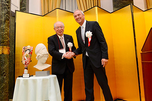 Peter Grussマックスプランク協会会長と野依良治理研理事長の握手の写真