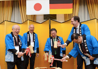 Image of the kagami-biraki ceremony