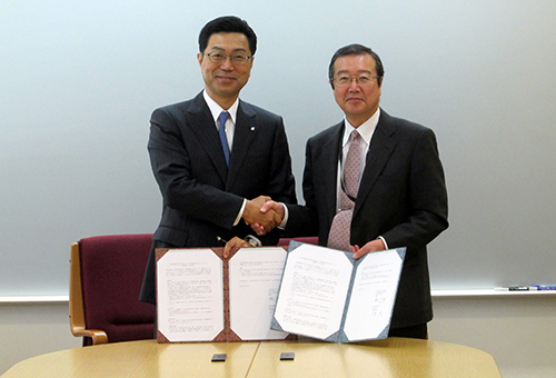 協定書を手にする平野聡代表取締役社長と緑川克美領域長の写真