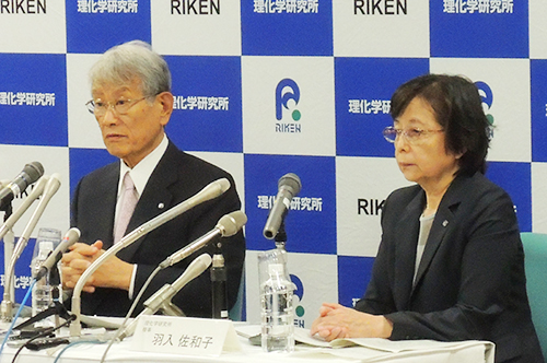記者会見での松本紘理事長（左）の写真