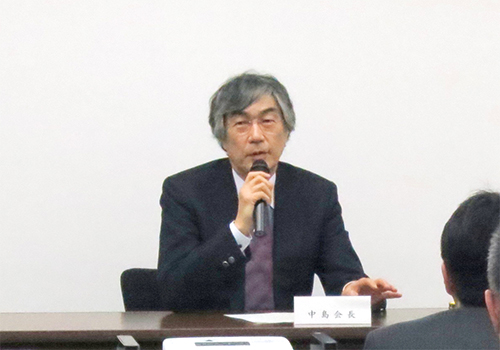 コンソーシアムの目標や概要について説明する中島秀之会長の写真
