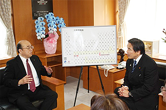 113番元素の合成について説明中の森田浩介グループディレクター(左)と馳文部科学大臣(右)