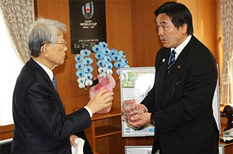 馳文部科学大臣(右)へ新種のサクラの標本をお渡ししている松本紘理事長(左)