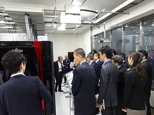 スーパーコンピュータ「Shoubu（菖蒲）」、新スーパーコンピュータシステム「HOKUSAI GreatWave」を視察中の様子