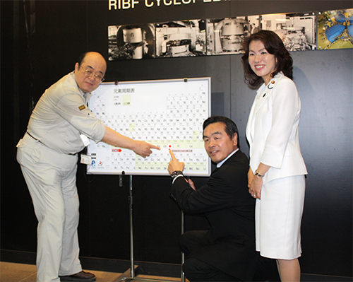 森田浩介グループディレクター、馳浩(はせ ひろし)文部科学大臣、豊田真由子(とよた まゆこ)大臣政務官と元素周期表の前での記念写真