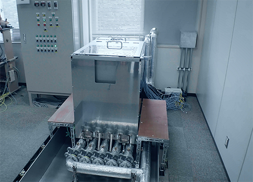 「ZettaScaler-1.6」液浸槽1台による液浸冷却スーパーコンピュータ「Satsuki（皐月）」のオフィス環境における設置形態の写真（液浸槽とパン、配電・制御操作盤）