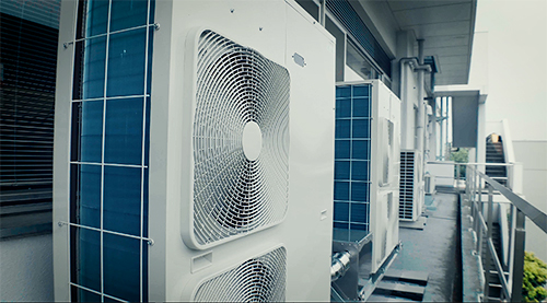 「ZettaScaler-1.6」液浸冷却スーパーコンピュータ「Satsuki（皐月）」のベランダ部分に設置された冷却系外観写真（熱交換器を含む室外冷凍機2台）