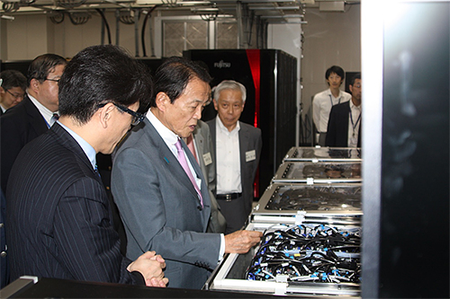 麻生太郎(あそう たろう)副総理・財務大臣の情報基盤センターご視察中の写真