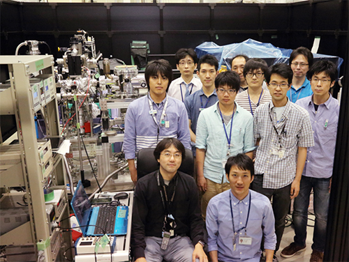 SXFELビームラインで初の利用研究実験を実施した松田准教授のグループの写真