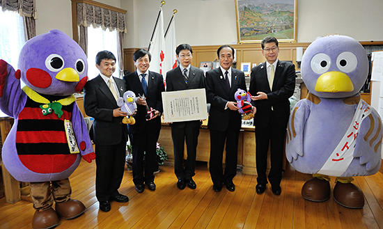 埼玉県知事室での贈呈式後の写真