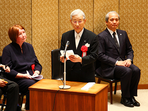 式辞を述べる松本理事長の写真