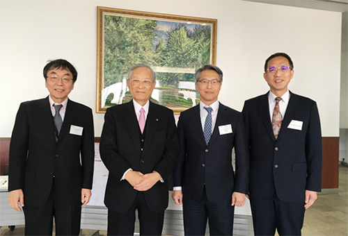 左から伊藤幸成議長(理研伊藤細胞制御化学研究室主任研究員)、松本理事長、リャオ院長、シャンチャン・ホン副議長(中央研究院ゲノム研究センター ディレクター)の写真