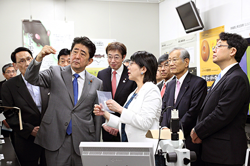 写真：髙橋プロジェクトリーダーより再生医学研究について説明を受ける安倍総理