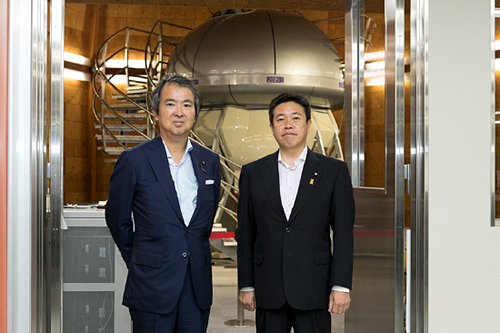 鶴保内閣府特命担当大臣（科学技術政策）（右）と石原内閣府副大臣（左）の写真