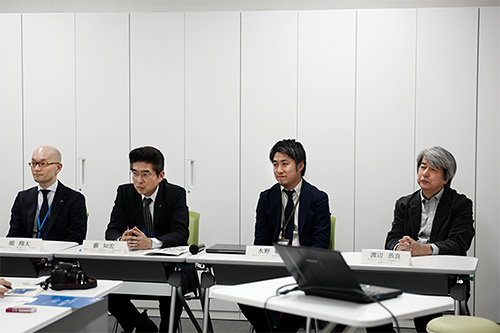 渡辺恭良 連携センター長、水野敬 ユニットリーダー、薮知宏 客員研究員(ダイキン工業株式会社 テクノロジー・イノベーションセンター 主任技師)、堀翔太 客員技師(同 技師)の写真