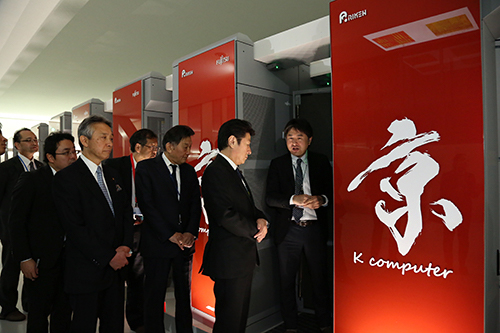 スーパーコンピュータ「京」を前に説明を受ける松山大臣の写真