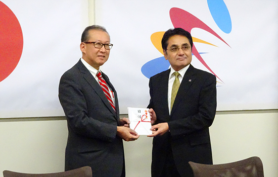宇部マテリアルズ株式会社・市川正隆取締役社長(右)より目録を受け取る理研・加藤重治理事(左)の写真