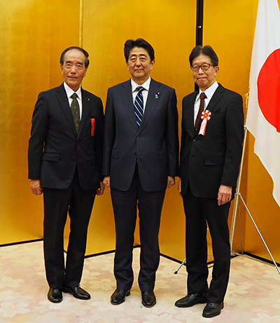 記念撮影 左から後藤 俊男創薬・医療技術基盤プログラムディレクター、安倍 晋三内閣総理大臣、吉田 稔グループディレクター