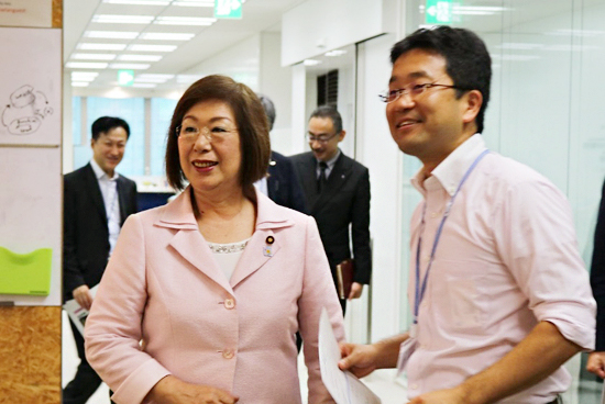 理研AIPを視察された永岡桂子文部科学副大臣の写真