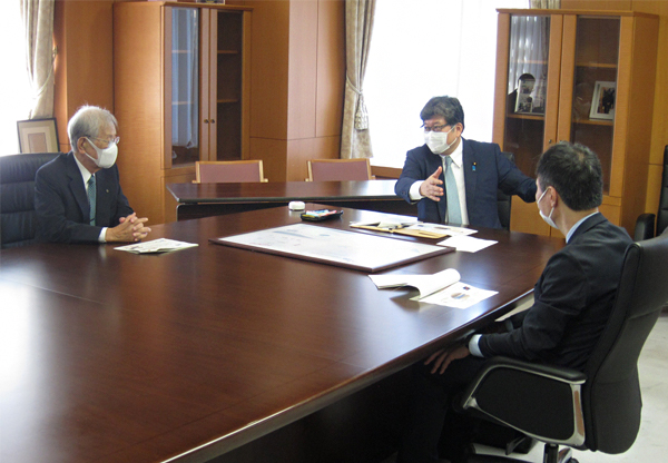 萩生田文科大臣と歓談する松本理事長、松岡センター長の画像
