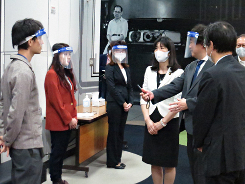 仁科RIBF棟サイクロペディアで櫻井センター長より若手研究者の育成について紹介を受ける上野副大臣の画像