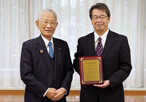 松本紘理事長と有本名誉研究員の写真