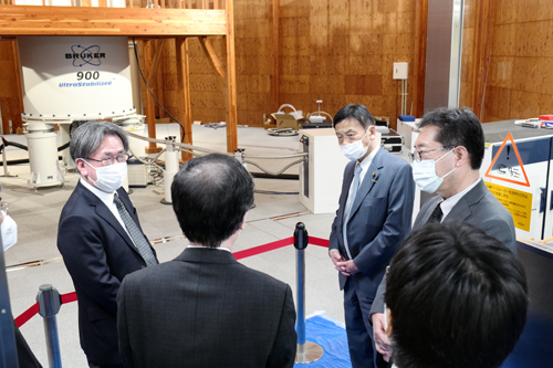 NMR前にて解説を受けられる末松大臣の写真