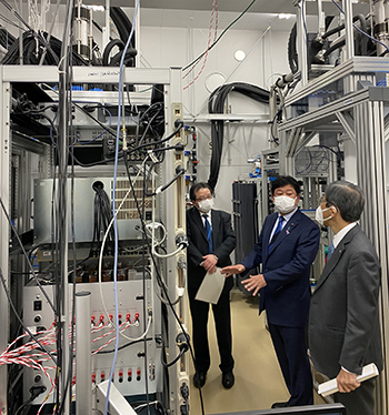 実験室を見学される田中副大臣の写真