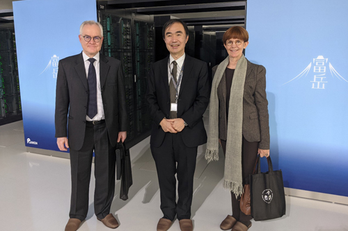 スーパーコンピュータ「富岳」を見学されたオルパナ大使ご夫妻と松岡センター長の写真