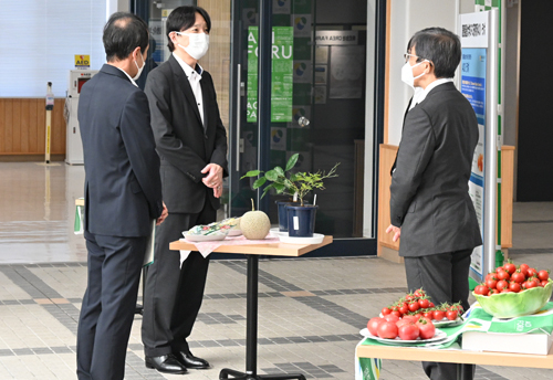 Photo of His Imperial Highness Prince Akishino receiving a greeting.