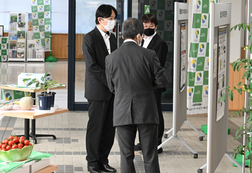 Photo of HIH Prince Akishino receiving an explanation from the RIKEN Executive Director, Dr. Shigeo Koyasu.