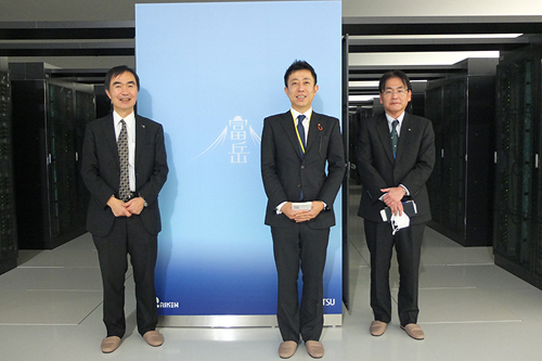 「富岳」実機を前に記念撮影する井出 副大臣の写真