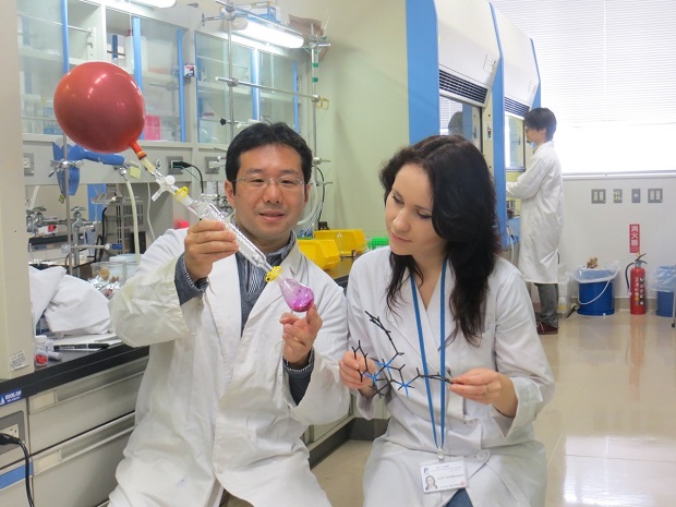 Picture of Tanaka and a female researcher Picture of Tanaka and a female researcher