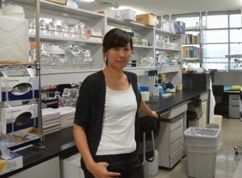 Image of Carina Hanashima at her lab