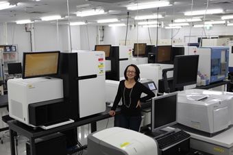 Picture of Aki Minoda at her lab
